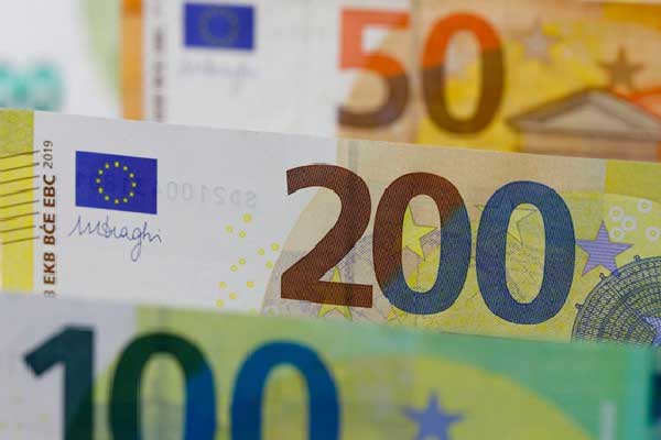 泰国诗丽吉王太后去世：系普密蓬之妻，出身贵族外交官家庭